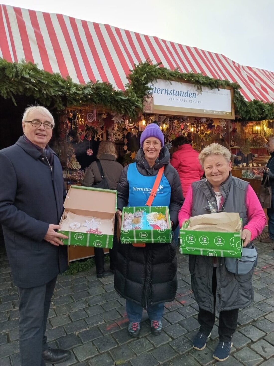 Schönsee. Die Aktion "Sternstunden" erhielt 964 Sterne aus Spitze für den Verkauf am Nünrberger Christkindlmarkt, gespendet von Klöpplerinnen zur Unterstützung von Kindern in Not. Die bemerkenswerte Sammlung zeigt vielfältige Handwerkskunst und wird nicht unter 10 Euro verkauft, um die tausenden Arbeitsstunden zu würdigen.