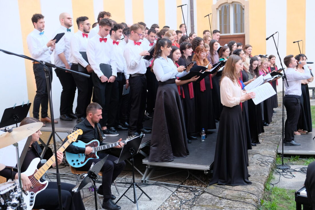 Speinshart. Der Chor des Festivals junger Künstler Bayreuth faszinierte mit einer Gala voller Filmmusik im Kloster Speinshart. Die Veranstaltung bot bei freiem Eintritt ein vielfältiges Musikprogramm von weltbekannten Soundtracks.
