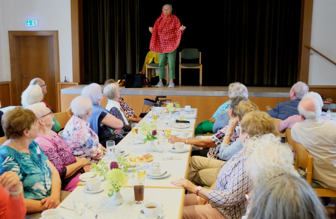 Floß. Der Seniorenkreis "Klub 70" traf sich wieder in St. Josef, mit Programmpunkten wie Gedichten, Liedern und einem Vortrag des Pfarrers. Das nächste Treffen ist für den 20. September geplant, Thema: Leben mit Hörgeräten.