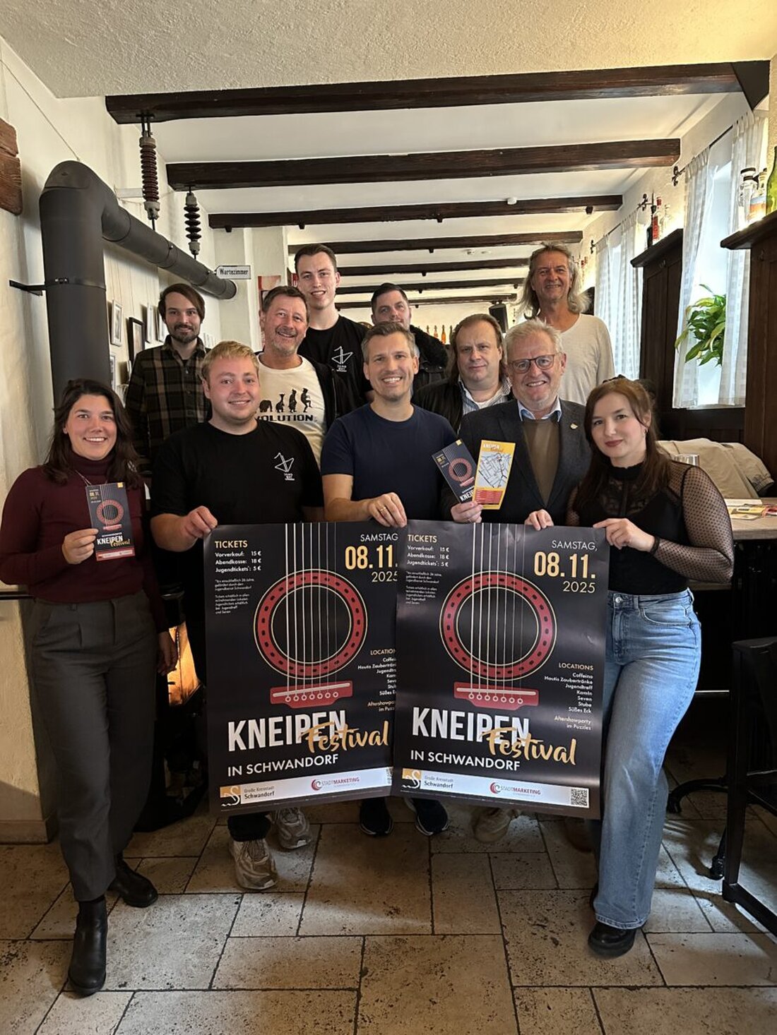 Schwandorf. Am 8. November 2025 wird die Innenstadt zur Event-Meile: sieben Bands spielen in sieben Locations im Stundentakt mit 45 Minuten Live-Musik. Ab 22 Uhr steigt die Aftershow im Puzzles; Tickets 15 Euro, ermäßigt 5 Euro.