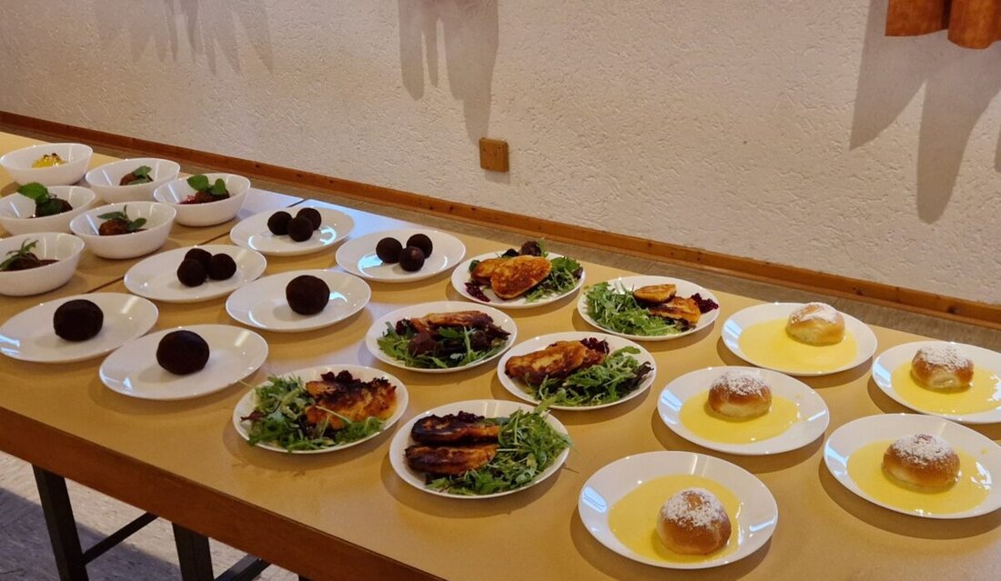 Meerbodenreuth. Sechs Wochen vor dem Knödelfest 2025 testeten die Wirte bei einem Probekochen alle angebotenen Knödelsorten, um diese in sozialen Medien zu präsentieren. Gäste können sich auf Kaspressknödel, Pulled-Pork-Knödel und Tiramisuknödel freuen, die auch zum Mitnehmen verfügbar sind.