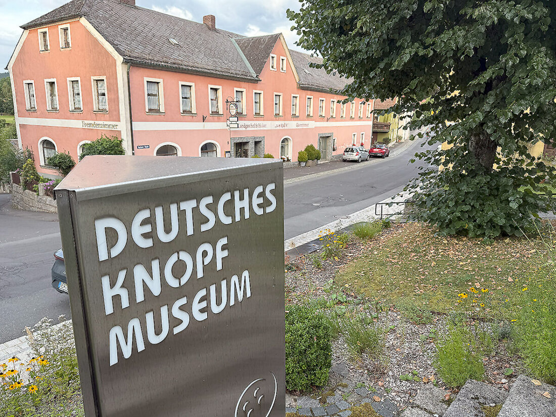 Bärnau. Das Deutsche Knopfmuseum startet am 1. April 2026 nach der Winterpause in die neue Saison und eröffnet in der Galerie Punktum die Schau „Paulusbrunn – Das zweite Leben eines verschwundenen Dorfes“. Vernissage ist um 18 Uhr.