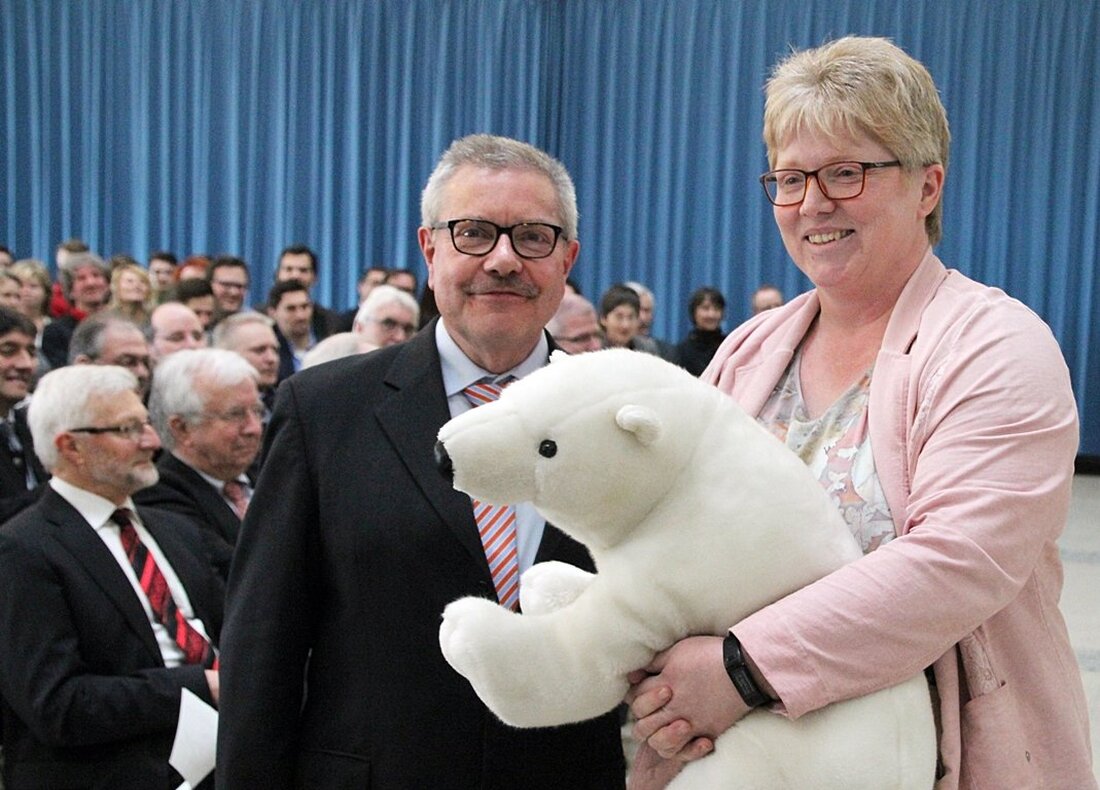 Eschenbach. Viele Worte des Lobes, gute Wünsche für den neuen Lebensabschnitt und auch ein tränendes Auge waren bei der Verabschiedung von Oberstudiendirektor Dr. Knut Thielsen in der Aula des Gymnasiums [&hellip;]