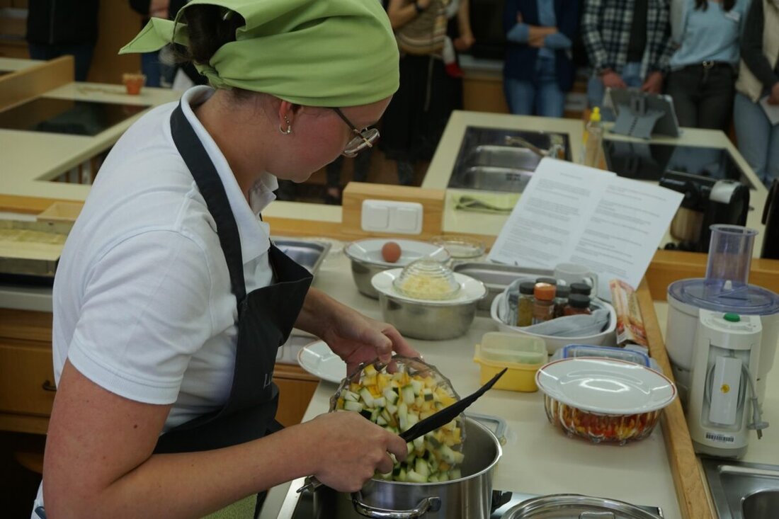 Weiden. Die Studierenden der Fachschule für Ernährung und Haushaltsführung (FEH) in Weiden hatten im Rahmen des Projektunterrichts zum Familien- und Freundetag eingeladen. Der Nachmittag bot einen spannenden und praxisnahen Einblick in ihren Schulalltag.