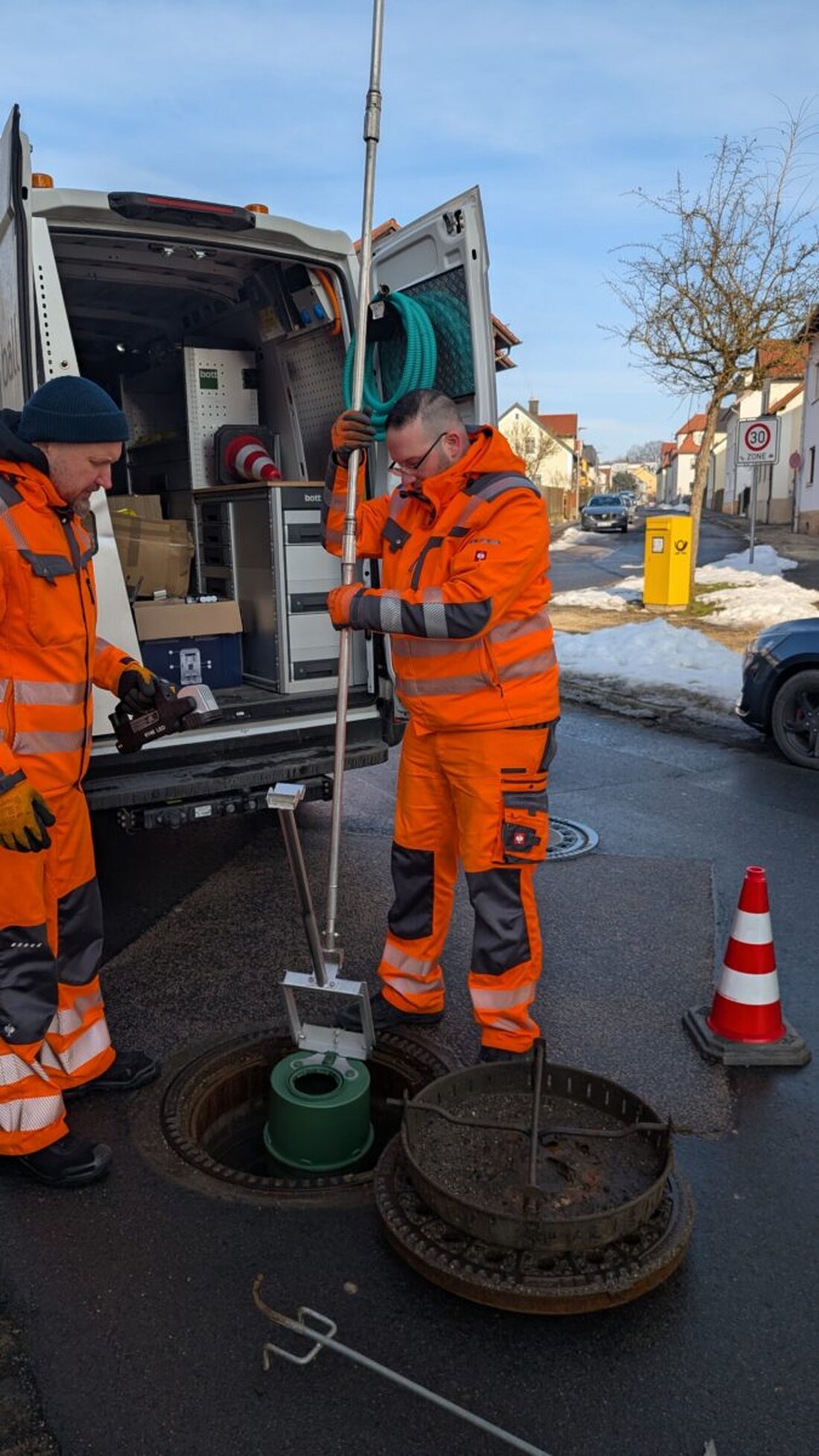 Amberg. Die Stadt setzt vernetzte Köderschutzboxen gegen Ratten ein, die Besuche melden und Gift fernhalten. Zunächst werden 25 Boxen im Kanal und fünf oberirdisch platziert; so sinkt der Gifteinsatz um bis zu 97 Prozent.