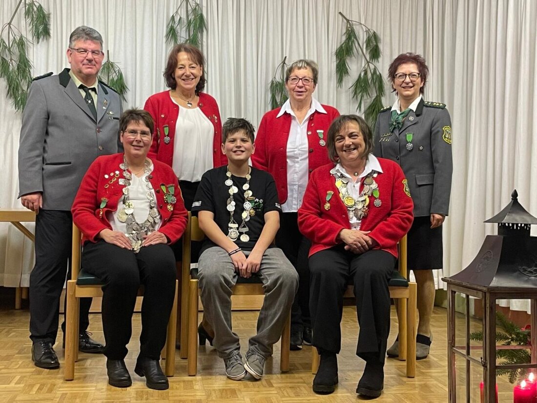 Seugast. Die Schützengesellschaft „Gut Ziel“ lud zur Weihnachtsfeier mit besinnlichen Klängen, Ehrungen der Vereinsmeister und Königsproklamation. Neue Schützenkönigin ist Petra Schönberger, Jugendkönig wurde Elias Siegert.