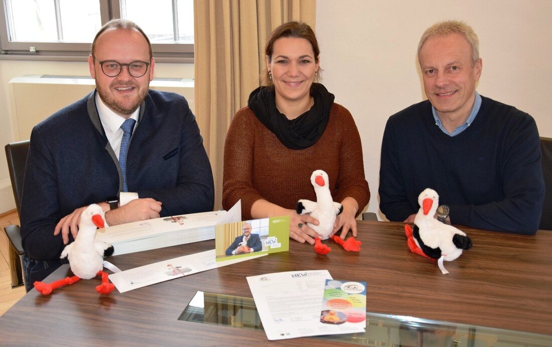 Neustadt/WN. Da rührt sich was im Storchennest des Landratsamtes. Ab sofort begrüßt das Maskottchen Storch Ferdinand als neuer „Außendienstmitarbeiter“ der KoKi die jüngsten NEW-Einwohner. Die Koordinierende Kinderschutzstelle „KoKi“ ist Anlaufstelle [&hellip;]