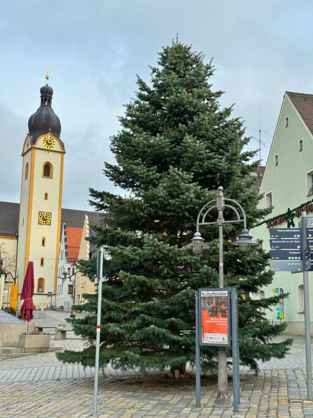 Schwandorf. Auf dem Marktplatz steht nun eine rund zehn Meter hohe Kolorado-Tanne aus Bubach an der Naab, die der Bauhof am Dienstag, 18. November, aufgestellt hat. Die Lichter gehen zur Eröffnung am 28. November an.