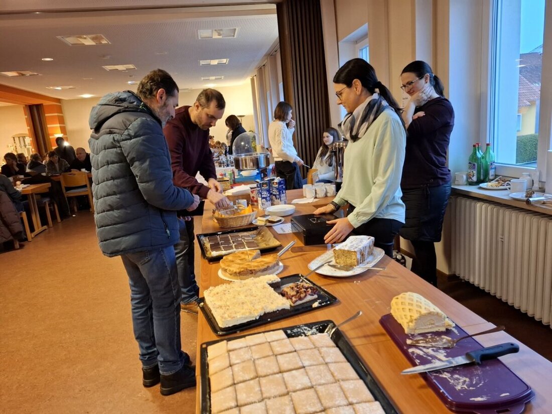 Eslarn. Der Adventsbasar der Kolpingsfamilie füllte das Pfarrheim St. Marien mit Duft, Handwerk und Familienfreude. Hunderte stöberten, naschten und freuten sich über 52 verkaufte Adventkränze und den Besuch des Nikolaus.