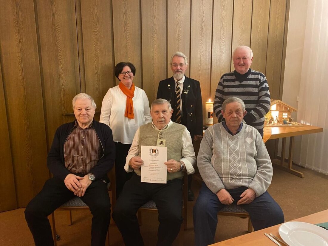 Eslarn. Bei der Weihnachtsfeier der Kolpingsfamilie wurden Mitglieder für 55 und 65 Jahre Treue geehrt, hervorgehoben wurde das ehrenamtliche Engagement. Johann Balk erhielt eine besondere Ehrung für 65 Jahre Mitgliedschaft.