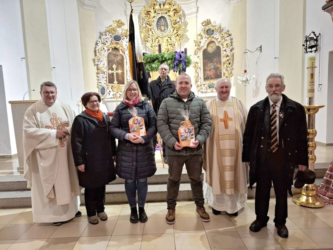 Eslarn. Die Kolpingsfamilie gedachte am 4. Dezember in einer Messe dem Gründer Adolph Kolping. Neu aufgenommen wurden Eva-Maria Procher und Peter Hummer; Musik und Kolpinggruß prägten die Feier.