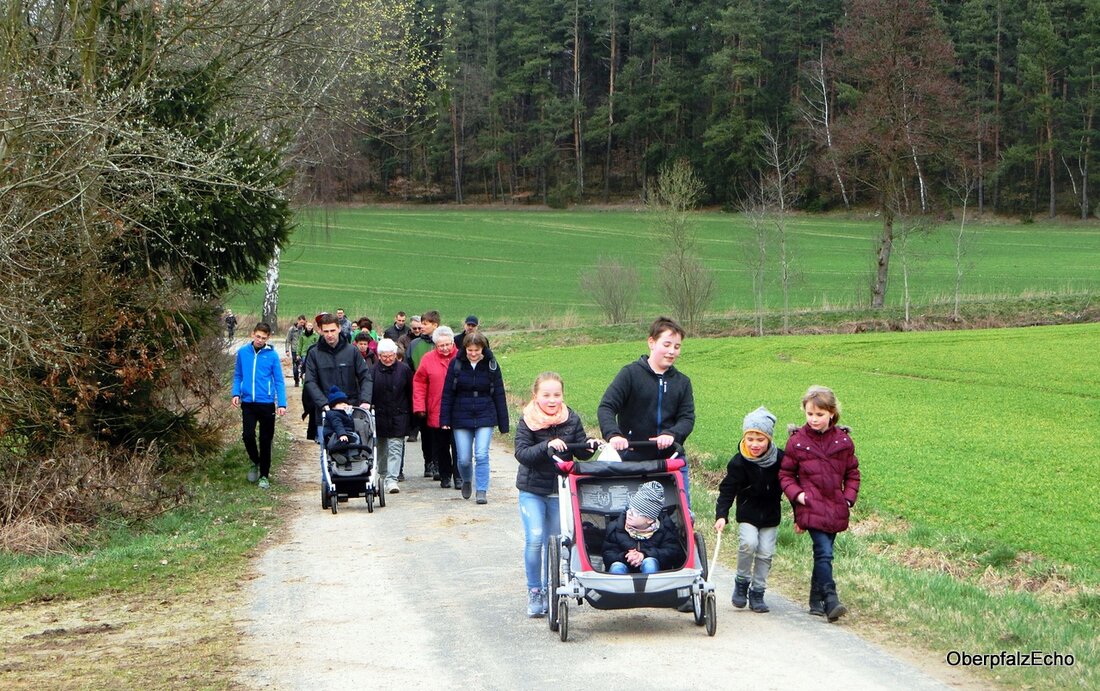 Neustadt/WN. Die Kolpingsfamilie machte sich am Ostermontag auf zum Emmausgang von Neustadt über das Hafendeck in Störnstein nach Diepoldsreuth ins Gasthaus Plödt. Dass die Kolpingmitglieder eine generationenübergreifende, familienhafte Gesellschaft sind, [&hellip;]