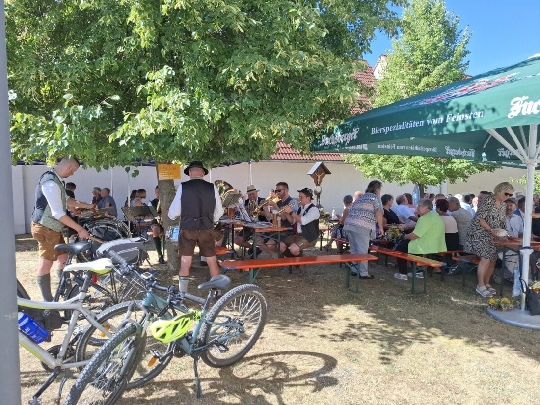 Eslarn. Bei herrlichem Sommerwetter lud die Kolpingsfamilie nach dem Festgottesdienst zu Maria Himmelfahrt zum gemütlichen Frühschoppen ein. Weißwürste, Kuchen und die Blaskapelle Patroziner sorgten für Stimmung und volle Bänke.