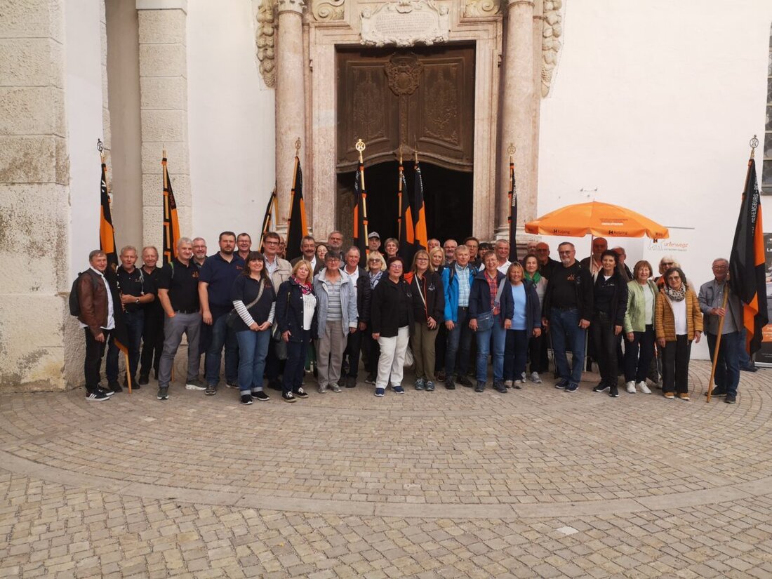Weiden. Delegationen der Kolpingsfamilien aus Weiden-Neustadt/WN pilgerten am 3. Oktober unter dem Motto „Unterwegs mit leichtem Gepäck“ nach Freising und feierten dort einen Festgottesdienst.