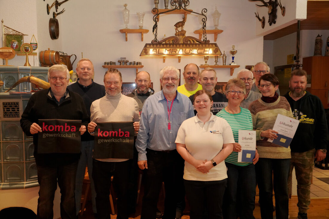 Weiden. Die komba gewerkschaft Bayern hielt ihre Generalversammlung in Weiden am 13. März 2025 mit Neuwahlen und Mitgliederehrungen ab. Langjährige Mitglieder wurden geehrt und aktuelle Tarifverhandlungen sowie die Wichtigkeit gewerkschaftlicher Vertretung betont.