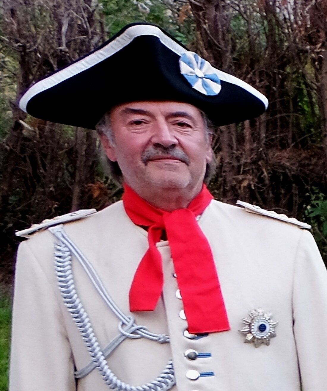 Floß. Hauptmann und Kommandant Franz Schmidt legt sein Amt bei der Flosser Landwehr mit sofortiger Wirkung nieder. Mit dem Rücktritt endet eine Ära: Seit 2009 führte er die Truppe und prägte ihr Bild in der Region.