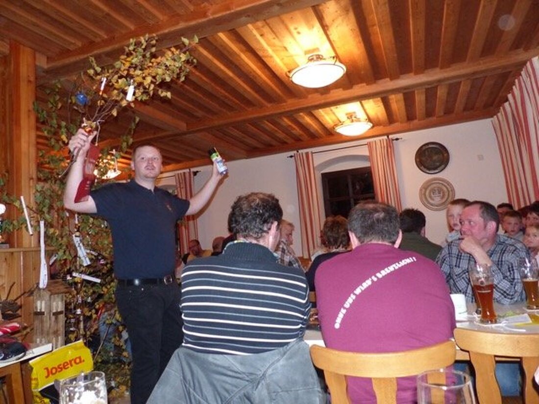 Döllnitz. Vom „Klopfer“ bis zur Schlagbohrmaschine kam bei der Feuerwehr Döllnitz alles “unter den Hammer”: Nahezu drei Stunden war Auktionator Matthias Maier im Schützenhem am Werk, um den Kirwabaum zu [&hellip;]