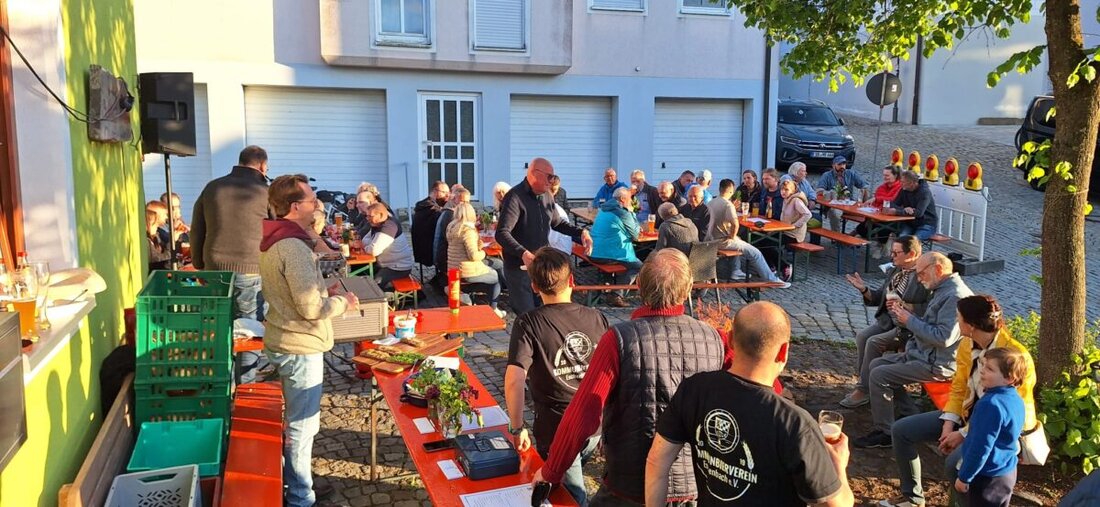 Eschenbach. Trotz frischer Luft wurde die Obere Schlossgasse am Freitag zur Feiermeile. Beim dritten Kommunbierfest genossen viele Gäste Zoigl, Brotzeiten und Akustikmusik; Ehrenamt und Nachbarn sorgten für beste Feststimmung.