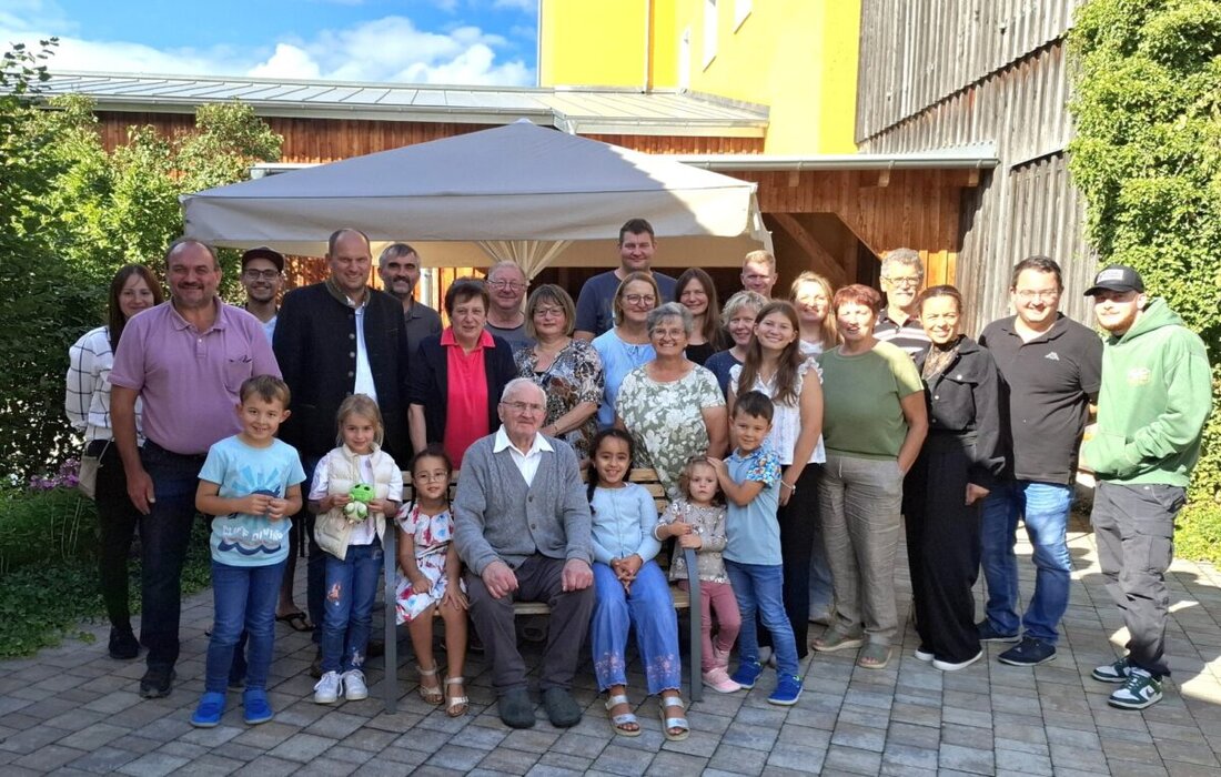 Eslarn. Mit seiner Großfamilie feierte Georg Zierer senior den 99. Geburtstag – der legendäre Kommunbraumeister prägte über sieben Jahrzehnte das Eslarner Kommunbier. Glückwünsche gab es von Bürgermeister Thomas Kleber.