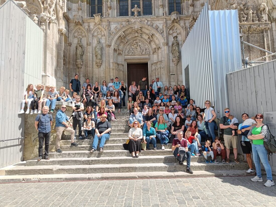 Eschenbach/Regensburg. Der diesjährige Kommunionausflug der Pfarreiengemeinschaft Eschenbach, Kirchenthumbach und Thurndorf führte nach Diesenbach und Regensburg. Fast 90 Personen genossen einen Dankgottesdienst, eine Schifffahrt auf der Donau und eine kindgerechte Domführung.