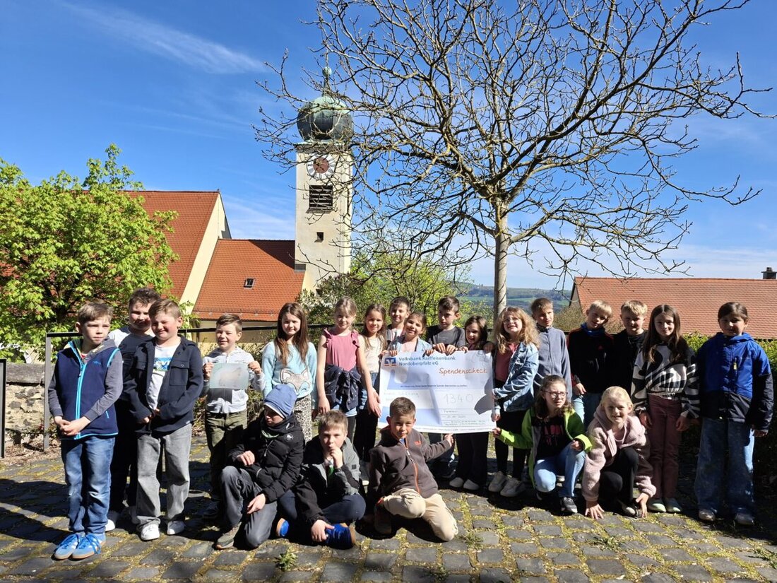 Parkstein und Kirchendemenreuth. Kommunionkinder spenden 1.340 Euro an die Kinderuniversitätsklinik Regensburg. Bei einer Führung mit Professor Segerer erfuhren sie, wie ihre Spende kranken Kindern hilft.