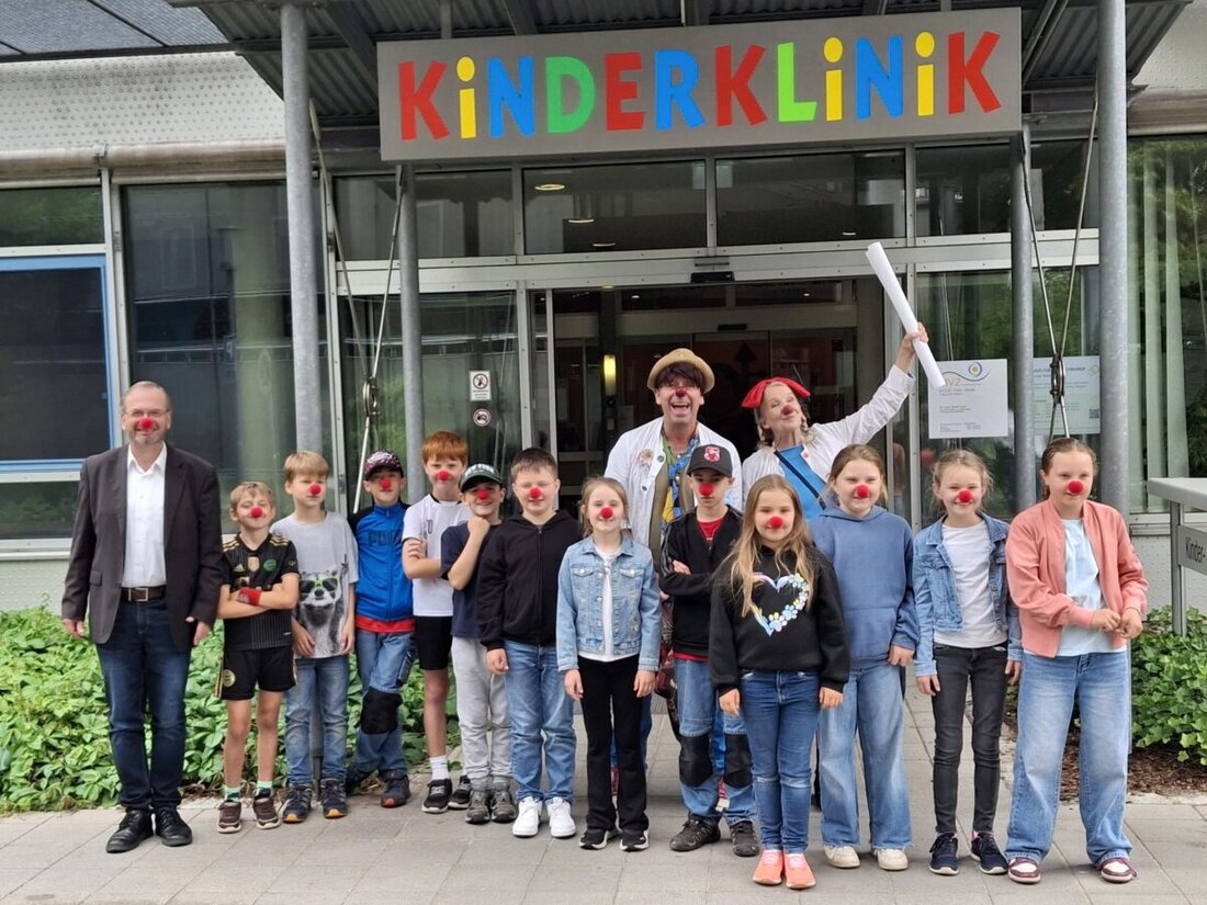 Weiden. Kommunionkinder aus Bechtsrieth-Schirmitz spenden 719 € an die KlinikClowns und treffen Dr. Beppo und Frau Dr. Trudi Eierfleck in der Kinderklinik. Die Hilfe finanziert fröhliche Visiten für kranke Kinder im Klinikum.