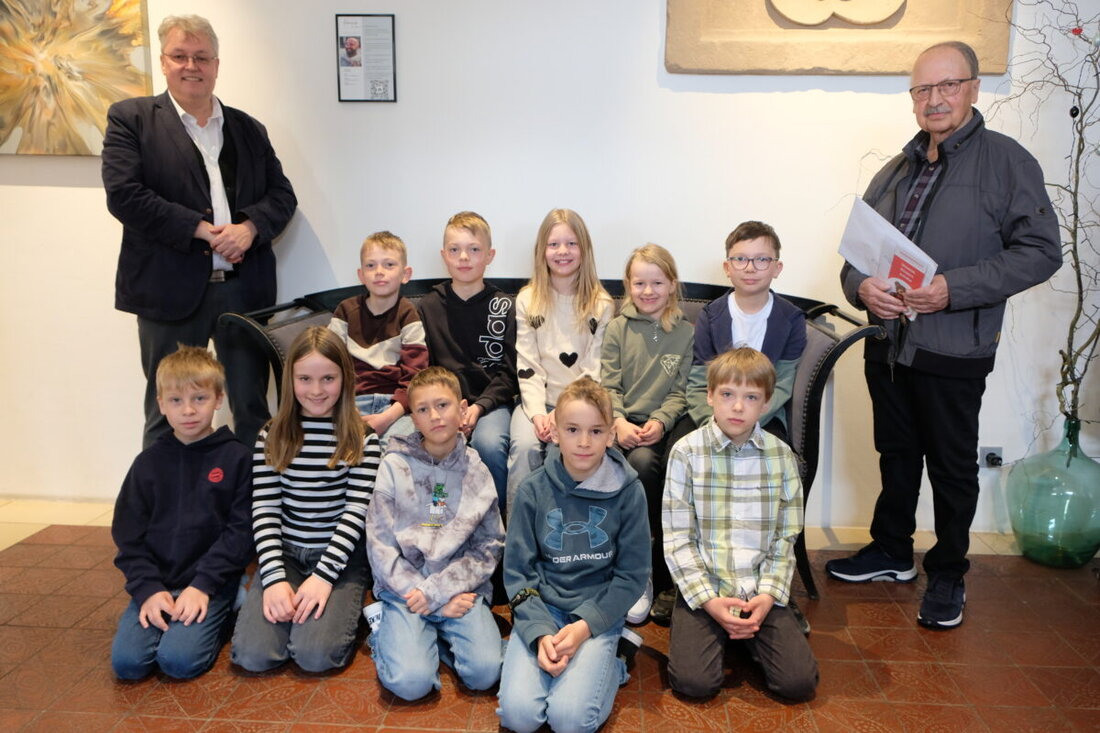 Speinshart. Die Kommunionkinder der Pfarrei spenden 1.000 Euro an die Kinderkrebshilfe Oberpfalz Nord und verzichten teils auf Geschenke. Andreas Steinl dankt nach der Andacht im Klostergasthof und überreicht Teddy-Anhänger.