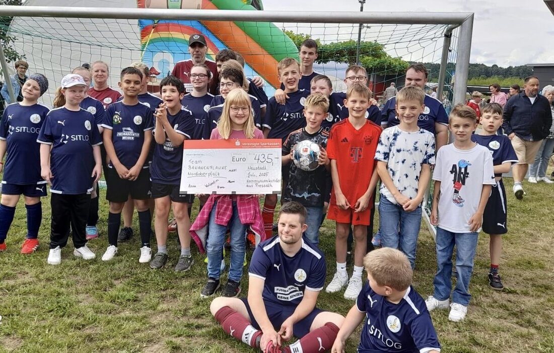 Pressath. Fünf Kommunionkinder spendeten einen Teil ihrer Geldgeschenke an "Team Bananenflanke" in Neustadt, um geistig eingeschränkten Kindern Fußballfreude zu ermöglichen. Ein Scheck von 435 € wurde überreicht, und das Team plant, die Spende für Trainingskleidung oder ein Camp zu nutzen.