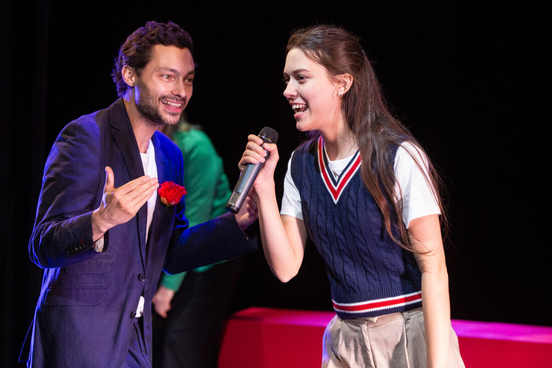 Amberg. Am 30. September 2025 um 19.30 gastiert im Stadttheater die Komödie Mayas Kontra von Carolina Zimmermann. Aus Gegnern werden Partner, und Maya findet ihre Stimme.