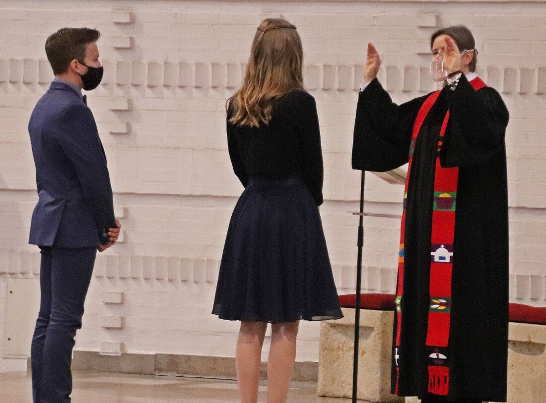 Kirchenthumbach. Wenn die Feier auch etwas anders ablaufen muss – die Konfirmation in Kirchenthumbach wird gefeiert. „Gottes Wege sind verschieden, aber wir sind hier, um zu feiern“, fasst es Pfarrerin [&hellip;]