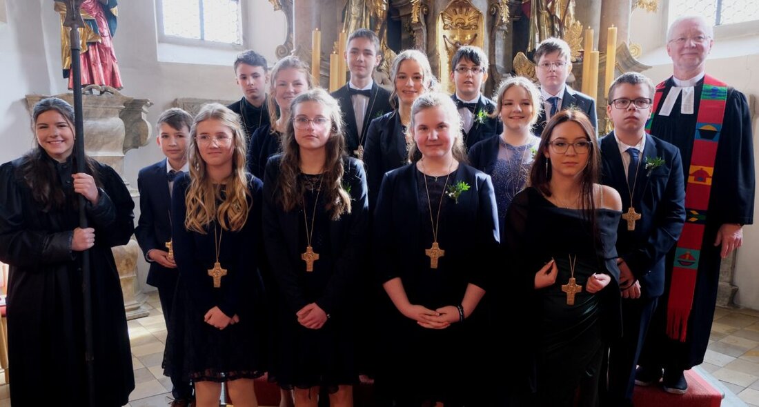 Floß. Die evangelischen Kirchengemeinden Floß und Flossenbürg feierten am Palmsonntag die Konfirmation von 13 Jugendlichen. Nach Vorstellung am 15. März und Beichte mit Abendmahl am 27. März krönte der Festgottesdienst.