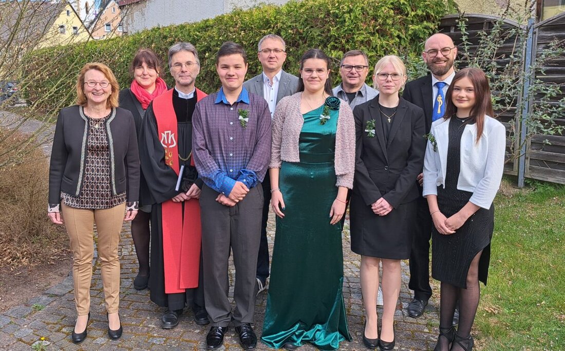 Mantel. Vier Jugendliche feierten am Palmsonntag nach einem Jahr Vorbereitung ihre Konfirmation, ein Fest des christlichen Glaubensbekenntnisses.