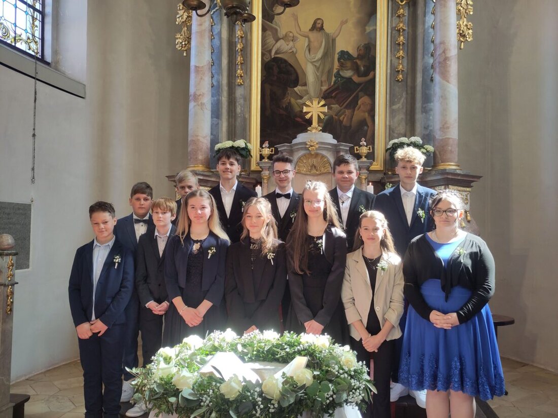 Wildenreuth. 13 Jugendliche bekräftigten in der St.-Jakobus-Kirche ihren Glauben. Pfarrer Manuel Sauer riet ihnen, ihr Leben auf Jesus Christus zu bauen.