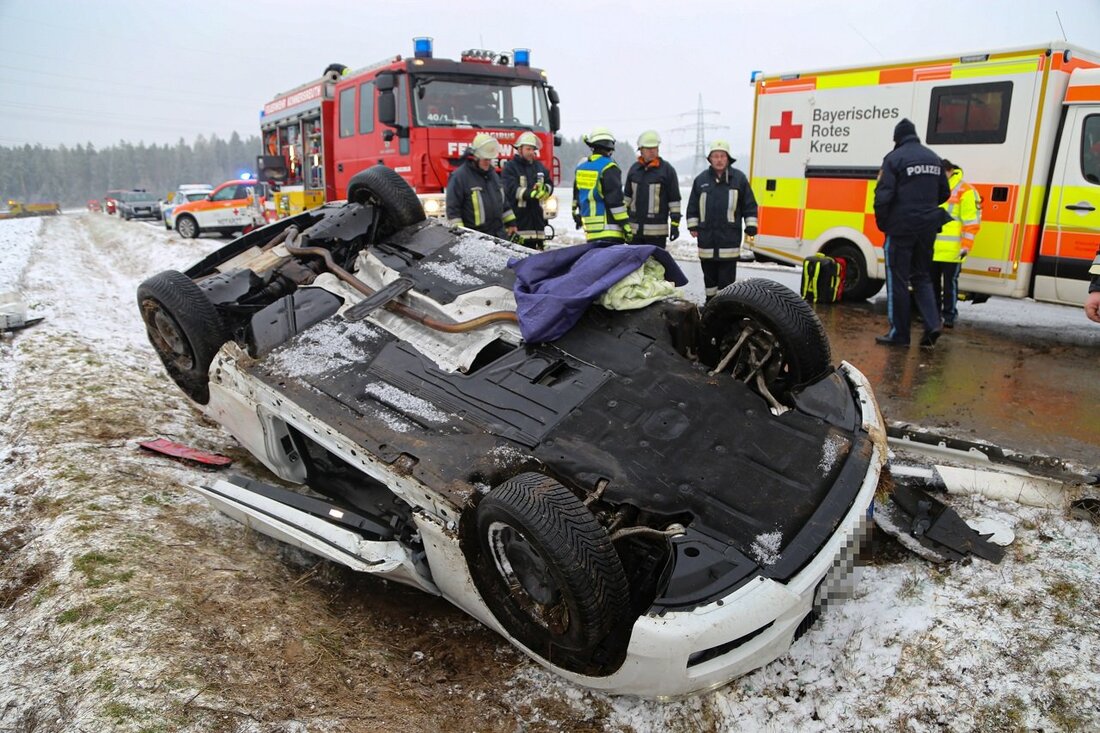 Konnersreuth. Achtung, Straßenglätte: Eine Frau (21) geriet am Donnerstag auf der glatten Fahrbahn im Landkreis Tirschenreuth mit ihrem Wagen ins Schleudern und landete mit ihrem BMW im Straßengraben. Die 21-Jährige [&hellip;]