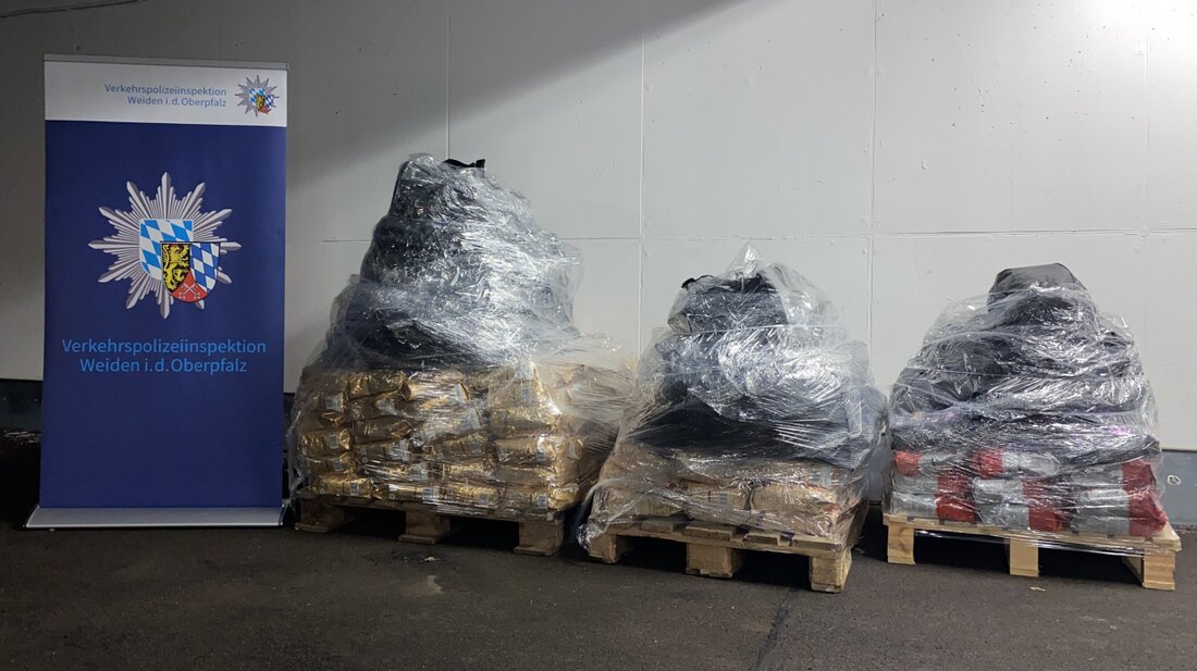 Mitterteich. Kontrolle auf der Autobahn A 93 führte zur Festnahme eines 22-jährigen Fahrers wegen Verdachts auf Geldwäsche. Im Auto stapelten sich Big Packs mit Kaffee, Alkohol und Kosmetik im Wert von rund 10.000 Euro.