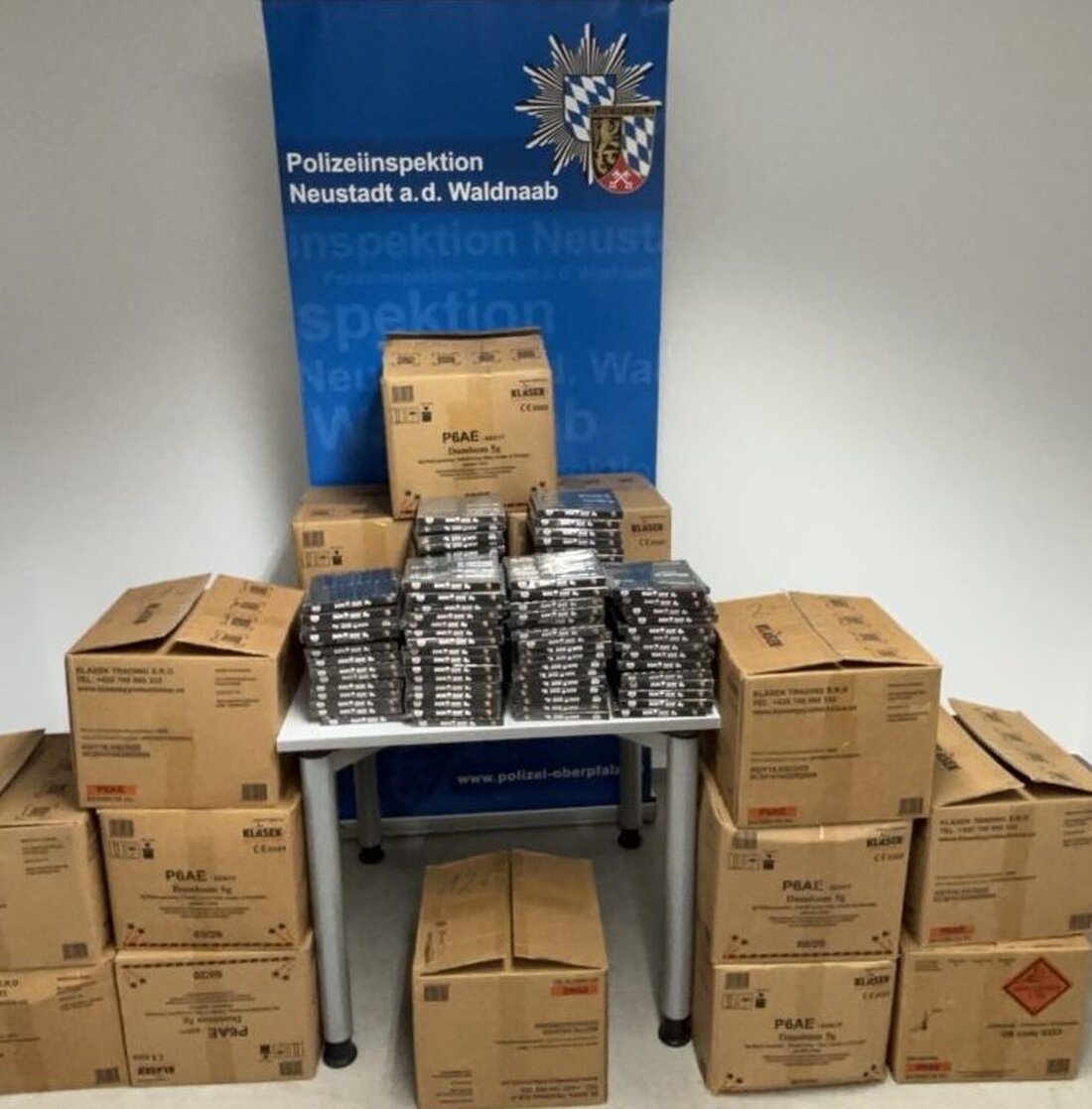 Störnstein. Bei einer Kontrolle nahe Lanz stoppt die Polizei ein Mietauto mit zwei jungen Männern aus Oberbayern. Im Auto liegen 96 kg Profi-Feuerwerk der Kategorie 4, gekauft in Tschechien und für die Fahrt nach Freising bestimmt.