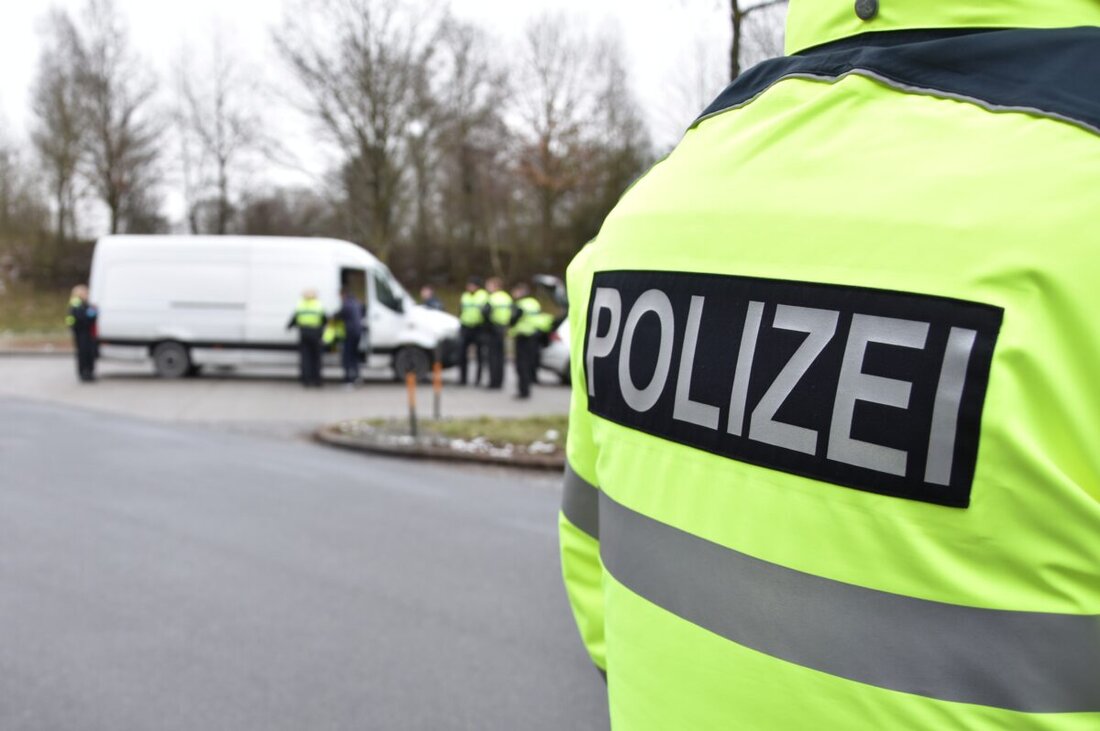 Waidhaus. Bundespolizisten stoppten auf der A6 einen Fernbus und hinderten vier Ukrainer an der unerlaubten Einreise zur Arbeitsaufnahme. Die Reisenden hatten ungültige tschechische Visa und überschritten die Aufenthaltsdauer.