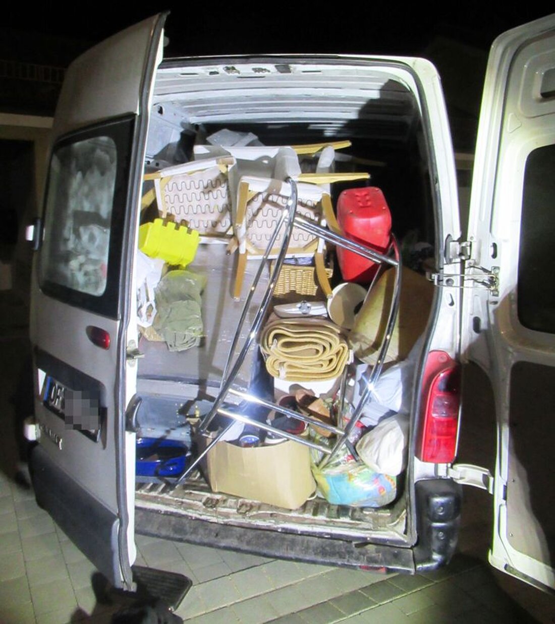 Waidhaus. Die Polizei bewies bei der Kontrolle dieses Kleintransporters den richtigen Riecher. Die beiden Männer sind gesuchte Straftäter. Gestern gegen 22.00 Uhr kontrollierte eine Streife der Grenzpolizei Waidhaus einen Renault [&hellip;]