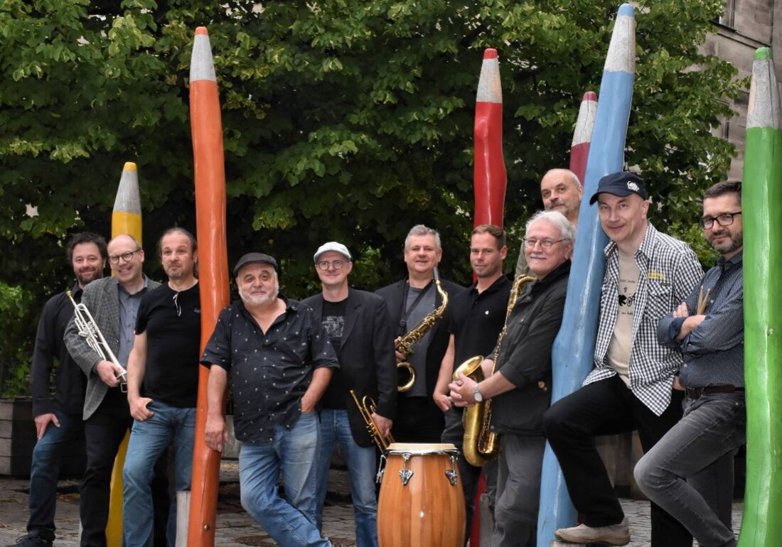 Weiden. In Weiden, Regionalbibliothek präsentiert der Jazz-Zirkel Weiden am 17. Juli 2026 um 20.00 Uhr das Sonderkonzert HOT CARGO – die Musik der 60iger updated im stimmungsvollen Innenhof. Ticket direkt online über okticket.de sichern.