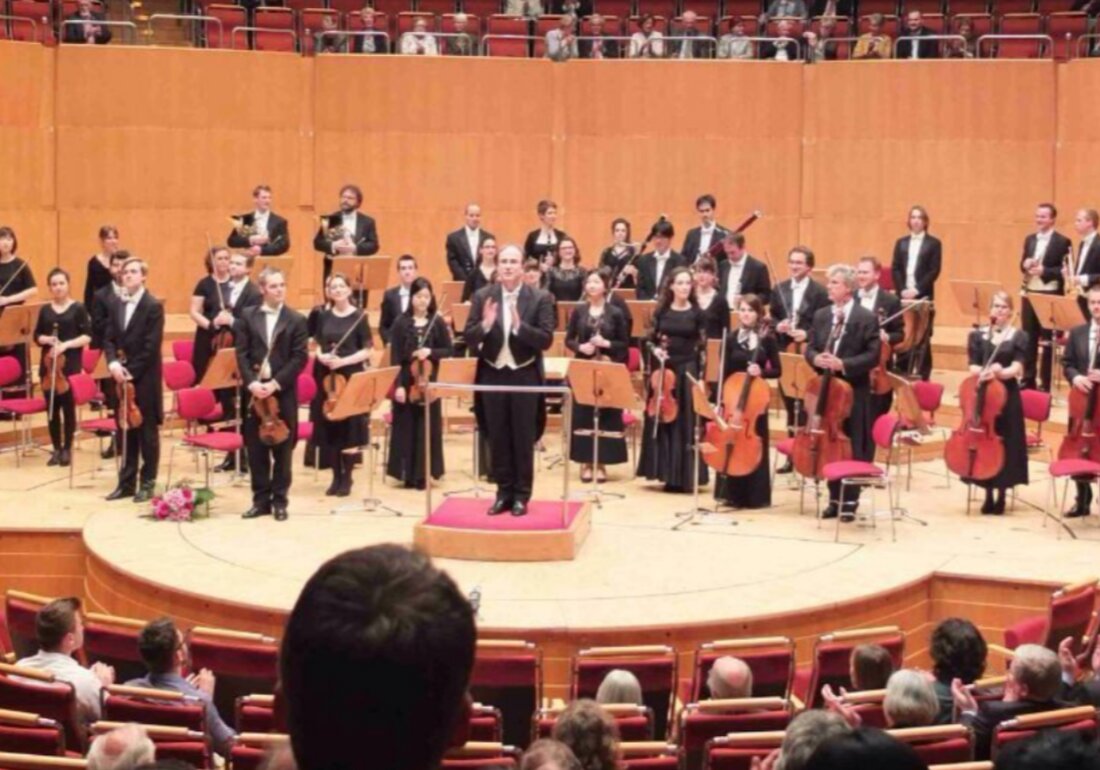 Selb. Stadt Selb - Kulturamt präsentiert im Selb, Rosenthal-Theater am 17. September 2.026 um 19.30 Uhr die Saisoneröffnung und lädt das Publikum zu einem besonderen Konzertabend ein. Ein Ticket ist über okticket.de erhältlich und der Veranstalter freut sich auf zahlreiche Gäste im Selb, Rosenthal-Theater.