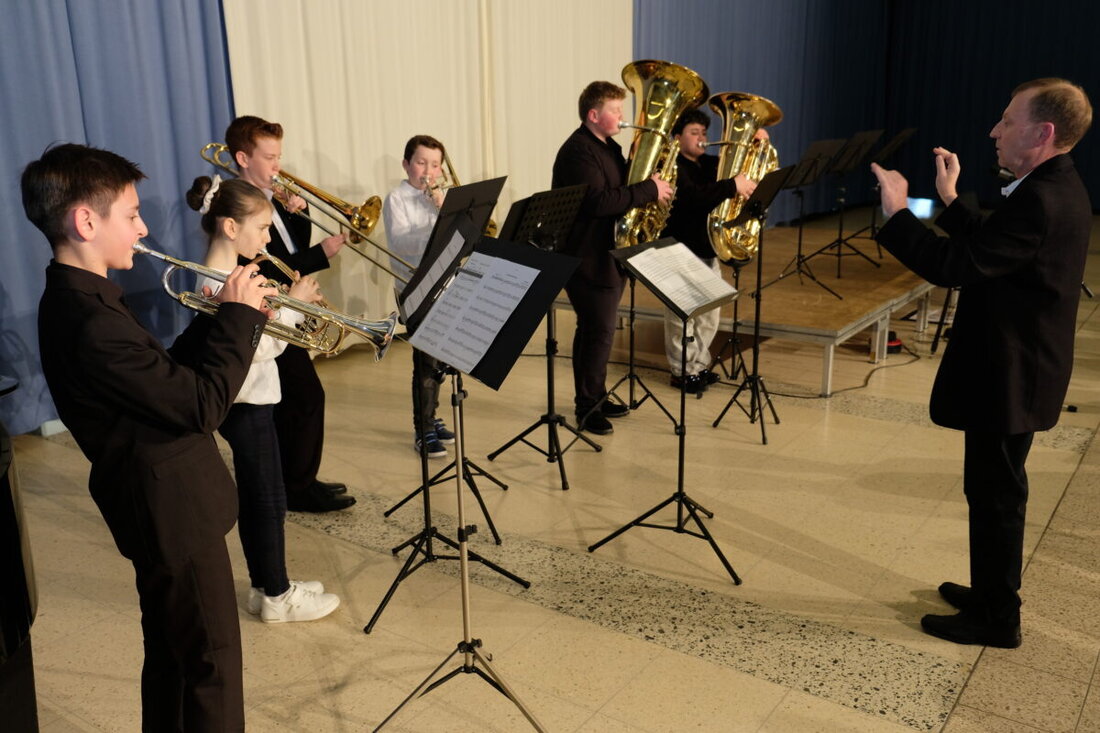 Eschenbach. Beim Schülerkonzert der Musikschule im Vierstädtedreieck zelebrierten 100 Akteure mit Ensembles und Solisten ein vielfältiges Frühlingsprogramm. Der Abend stand im Zeichen von musikalischer Vielfalt, darunter klassische Stücke und fröhliche Kinderlieder.