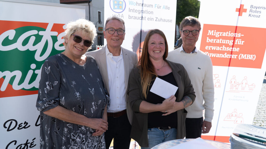 Weiden. Im Rahmen eines Konzerts ihrer Band RockConnection übergaben Reinhold Wildenauer und Dr. Horst Petzold der Initiative e. V. 1.000 Euro. Die Spende verbindet Musik und Gemeinschaft und unterstützt Vereinsprojekte.