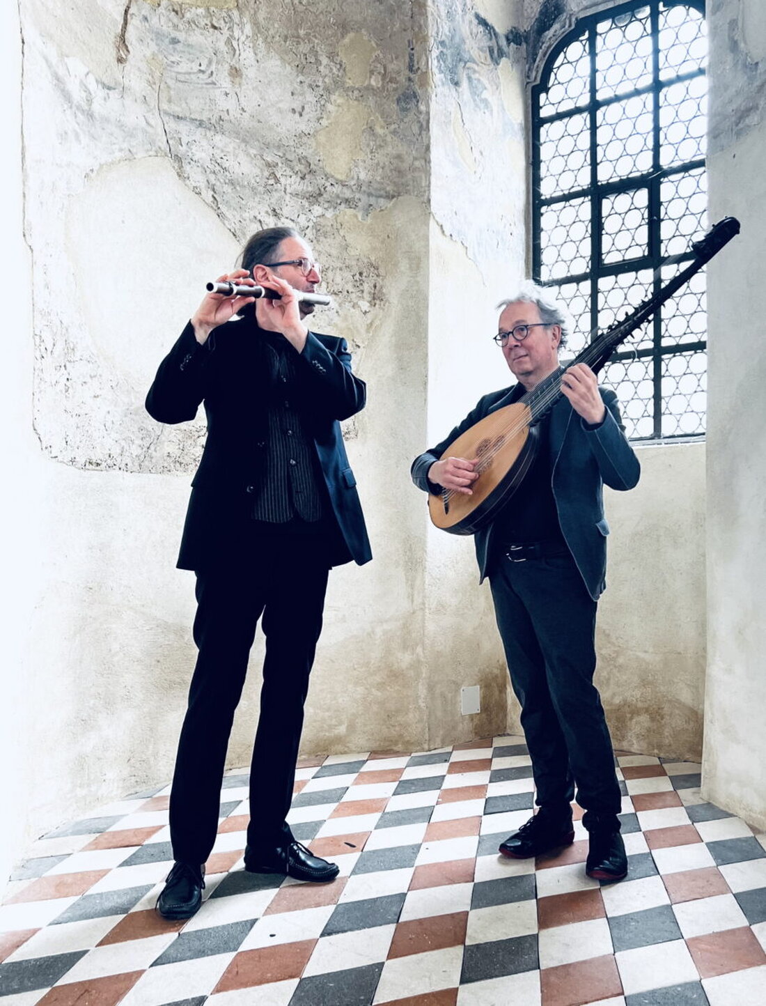 Speinshart. Michael Kämmle und Axel Wolf verzauberten das Publikum mit musikalischen Zärtlichkeiten, die an den Hof des Bayreuther Markgrafen erinnern. Das Konzert am 26. März 2025 bot Werke aus der Zeit Wilhelmines und literarische Einblicke in die aristokratische Welt.