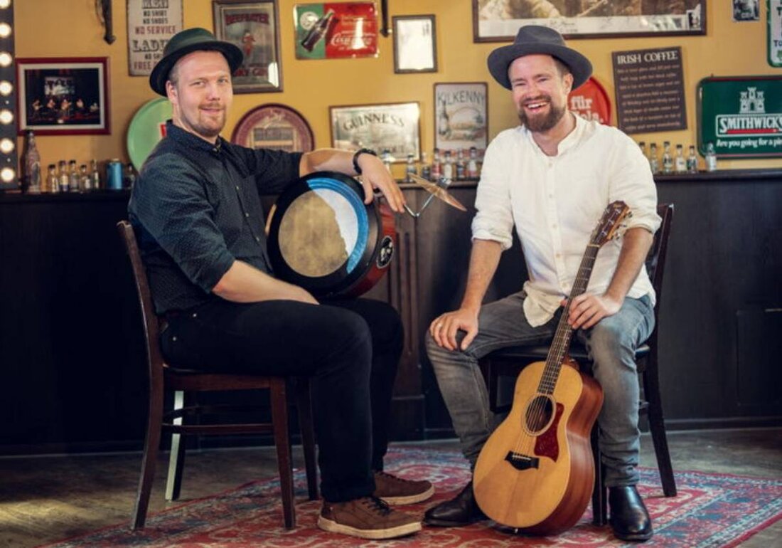 Bärnau. Kultur in der Post präsentiert in Bärnau, Hotel-Gasthof Zur Post zum Saint Patrick’s Day das Duo Bangers & Mash mit energiegeladenem Irish Folk am 13. März 2.026 um 19.00 Uhr. Ein Ticket ist auf okticket.de erhältlich.