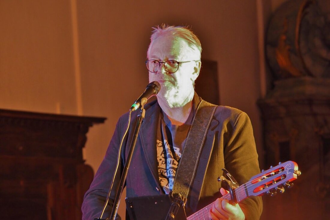 Weiden. Zehn Jahre nach seinem Tod ließ Uwe Birnstein in der vollbesetzten Michaelskirche den Poeten und Sänger Leonard Cohen in einer berührenden Konzertlesung aufleben. Viele sangen mit, am Ende gab es stehende Ovationen.
