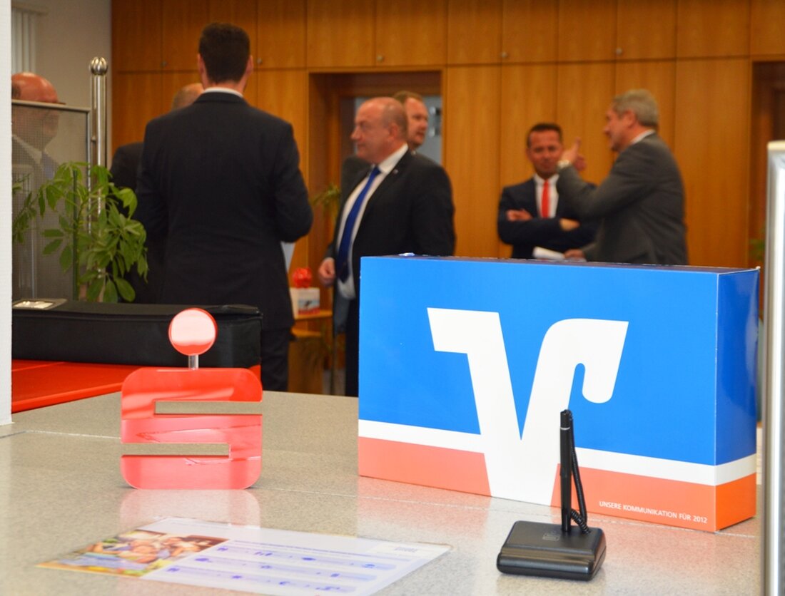 Michlfeld/Neustadt/WN. Ein Gebäude – zwei Banken. In Michelfeld bei Auerbach ist das ab 1. Januar 2017 der Fall: Die Vereinigte Sparkassen Neustadt/WN, Vohenstrauß, Eschenbach und die Raiffeisenbank Auerbach-Freihung teilen sich [&hellip;]
