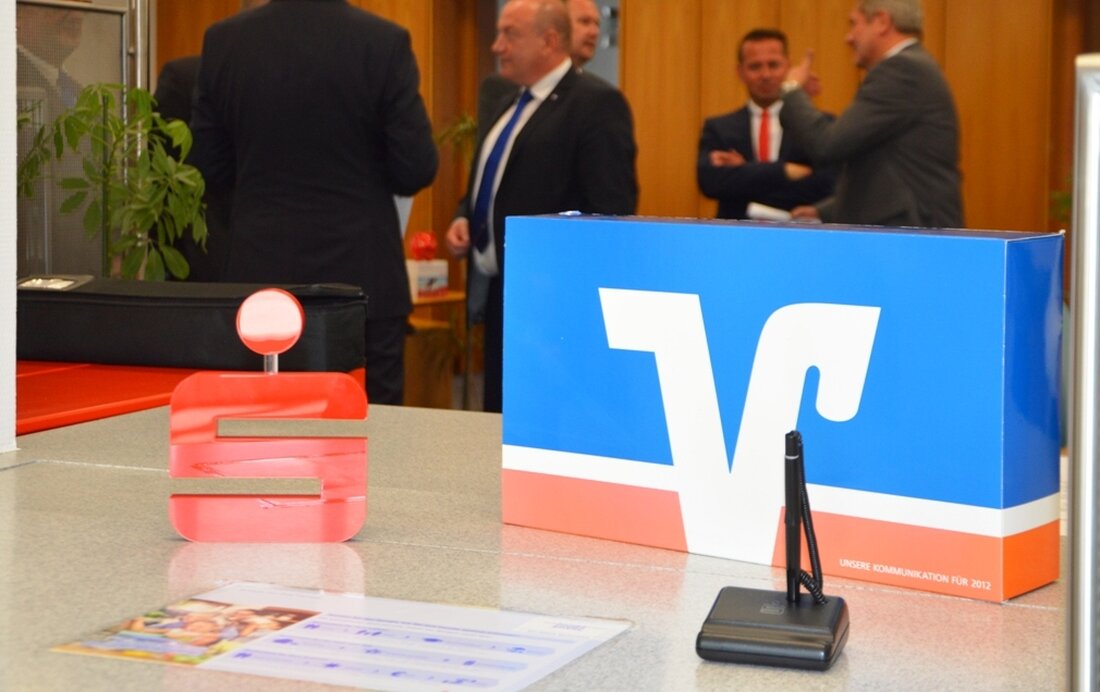 Weiherhammer. Die Sparkasse und die Raiffeisenbank in Weiherhammer machen gemeinsame Sache – zumindest teilen sich die Banken demnächst ein Gebäude.  Ab dem 21. Dezember 2020 betreiben die Vereinigte Sparkassen Eschenbach/Neustadt/WN/Vohenstrauß [&hellip;]