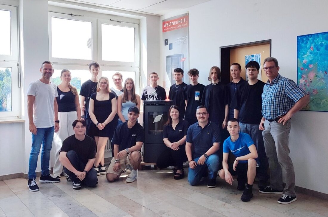 Eschenbach, 30. Juni 2025. Die Wirtschaftsschule Eschenbach vertiefte die Kooperation mit Koppe/Kerafol durch einen Austausch, der die Bedeutung schulischer Kompetenzen in der Praxis unterstrich.