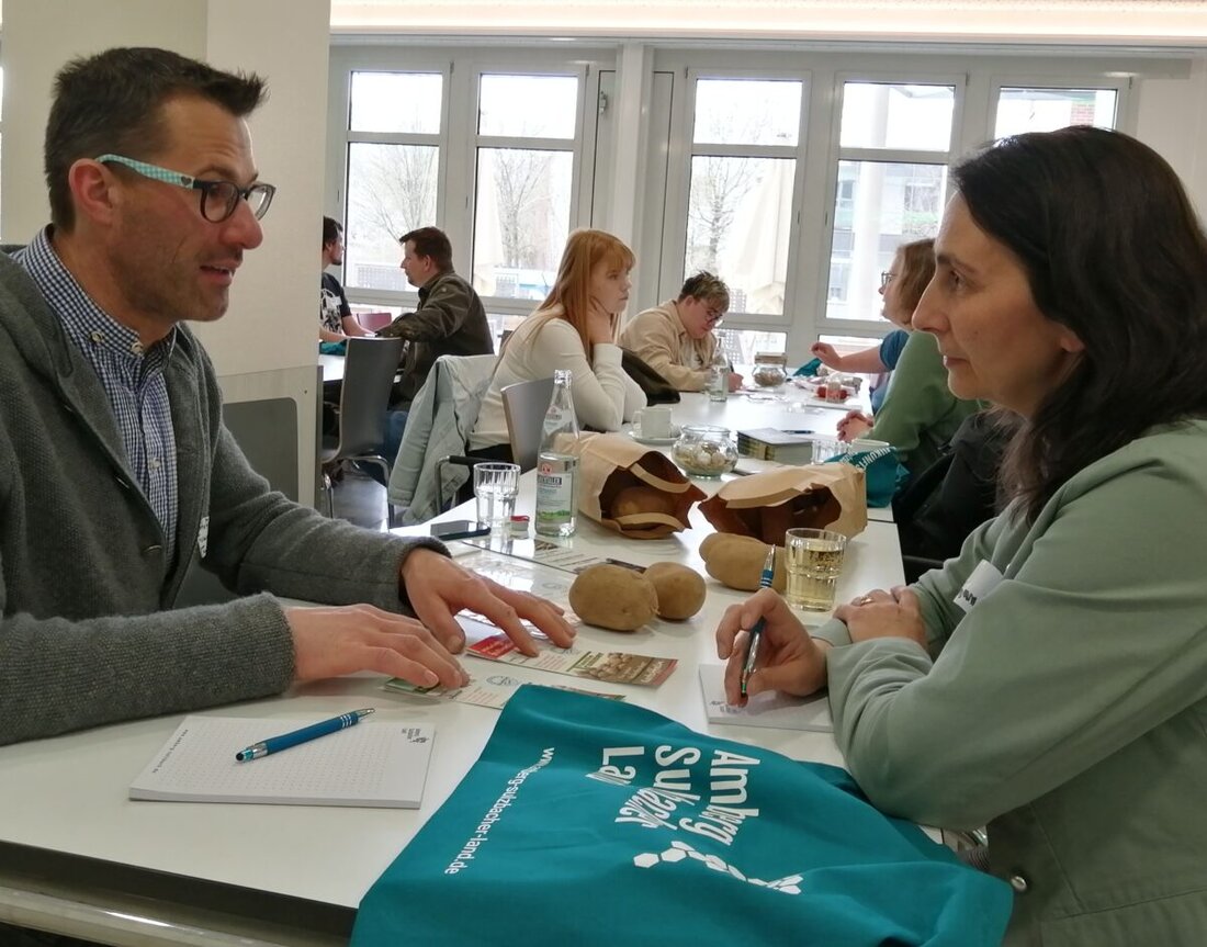 Hahnbach. Lebensmittel aus der Region sollen auch in Großküchen und Wirtshäusern immer mehr Einzug halten. Dafür werben das Regionalmanagement des Landkreises Amberg-Sulzbach, die Ökomodellregion Amberg-Sulzbach/Stadt Amberg sowie das Amt für Ernährung, Landwirtschaft und Forsten Amberg-Neumarkt und laden Direktvermarkter, Gastronomen und Gemeinschaftsverpfleger am 23. April zu einer weiteren Auflage der kulinarischen Kooperationsbörse ein.