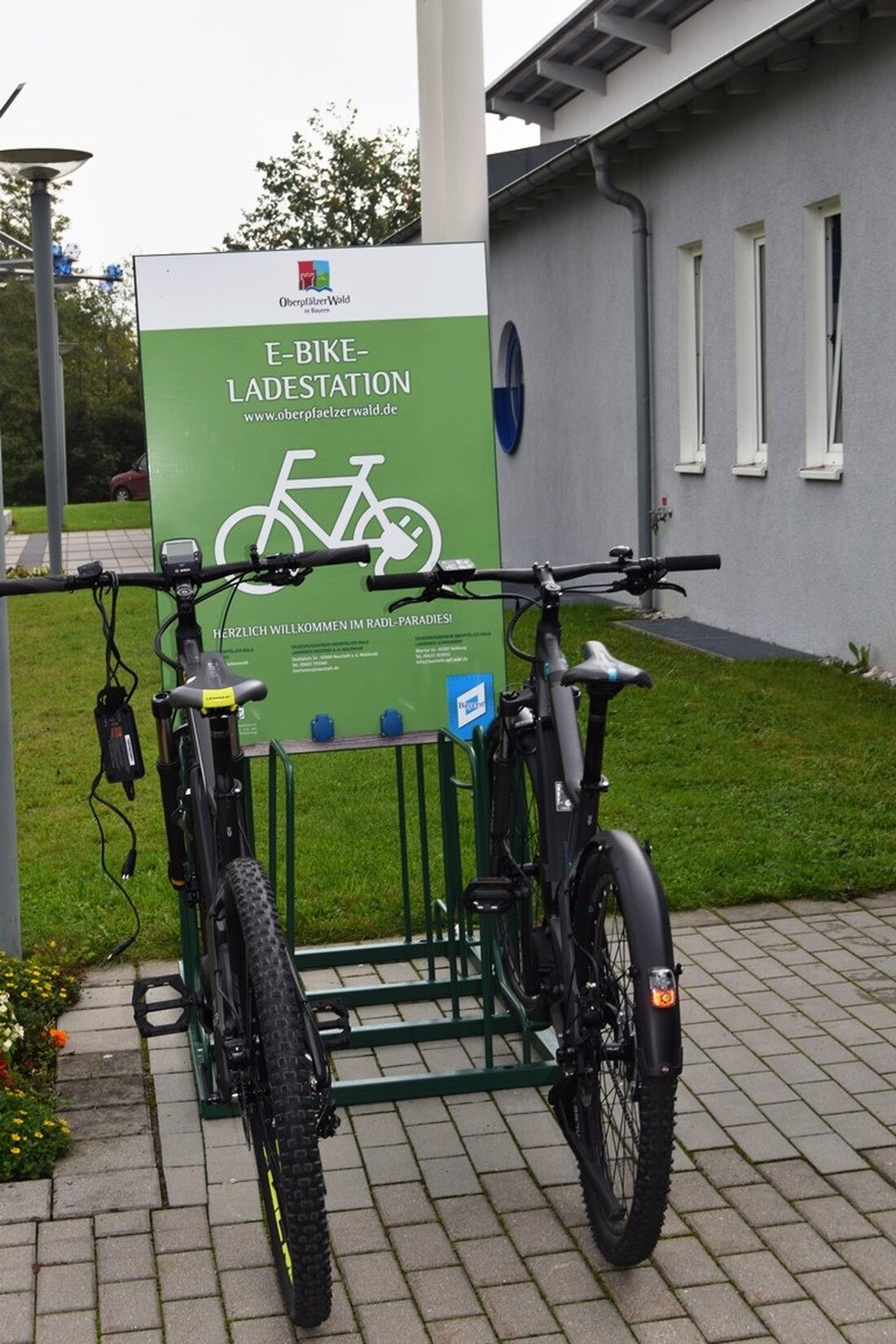 Mitterteich. Am Samstag wurde der Polizeiinspektion Waldsassen ein Fundfahrrad in der Fritz-Seebach-Straße/Böttcherstraße mitgeteilt. Das E-Bike der Marke Victoria liegt dort offensichtlich bereits seit Anfang März. Der Verlierer möge sich mit [&hellip;]